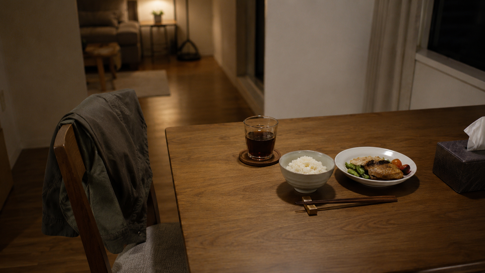 自分のことが後回しになった、疲れた夜の部屋