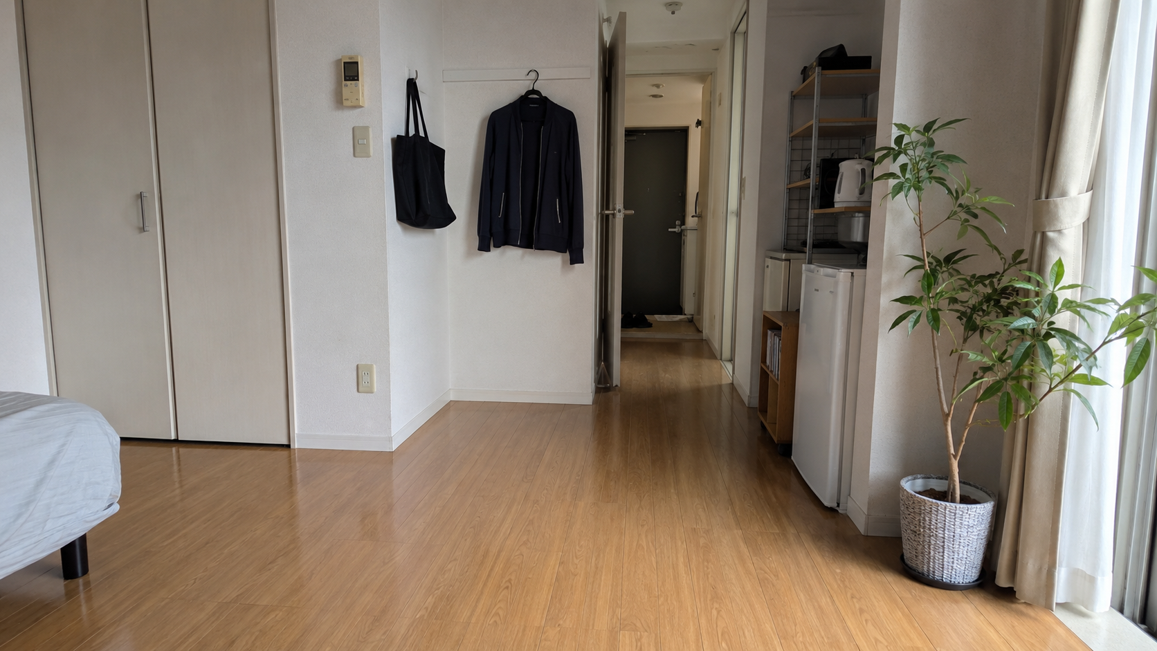 床に物がない小さな部屋の通り道