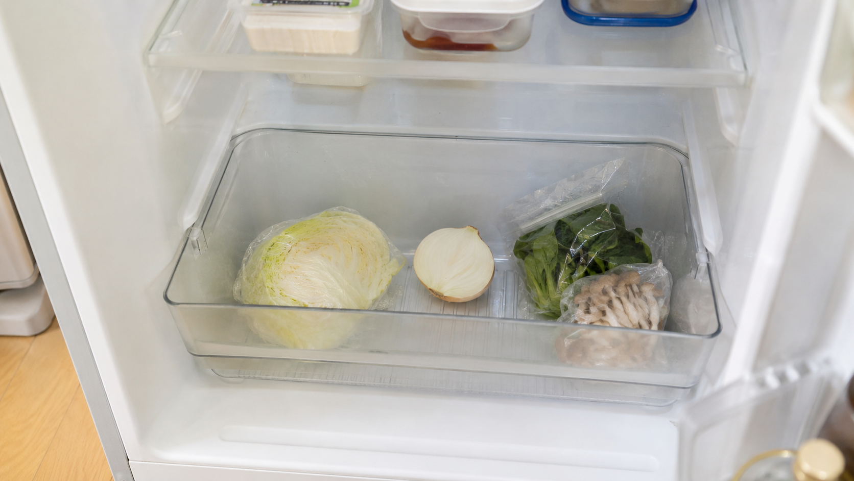 一人暮らしの冷蔵庫の中に少量の食材が入っている様子