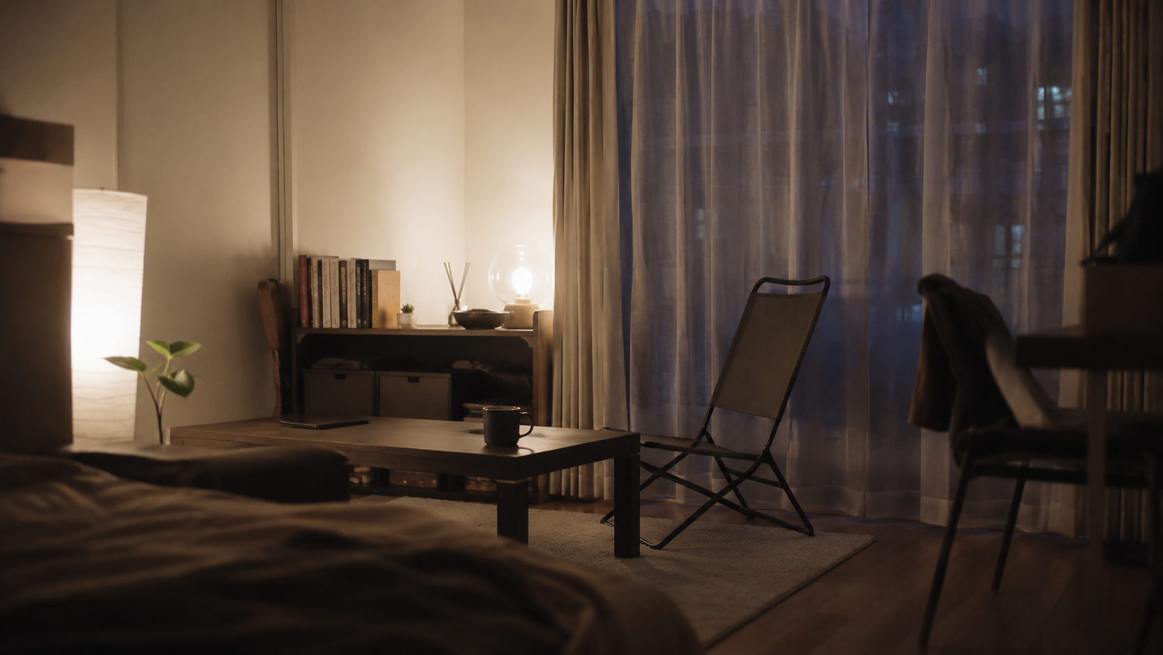 夜の落ち着いた部屋