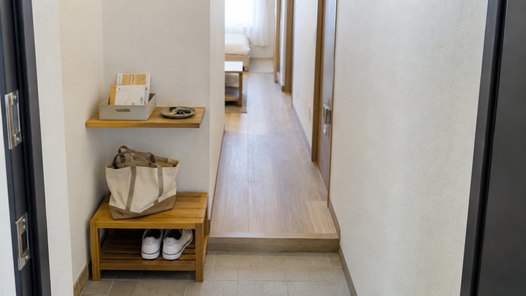 朝の光が入る余白のある部屋に小さなカゴと整った机を置き、暮らしが軽くなった様子。