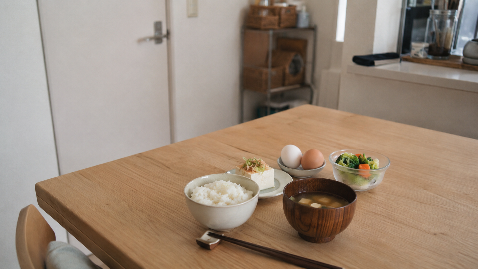 疲れた日でも食べやすい固定食の材料を並べた一人暮らしの食卓
