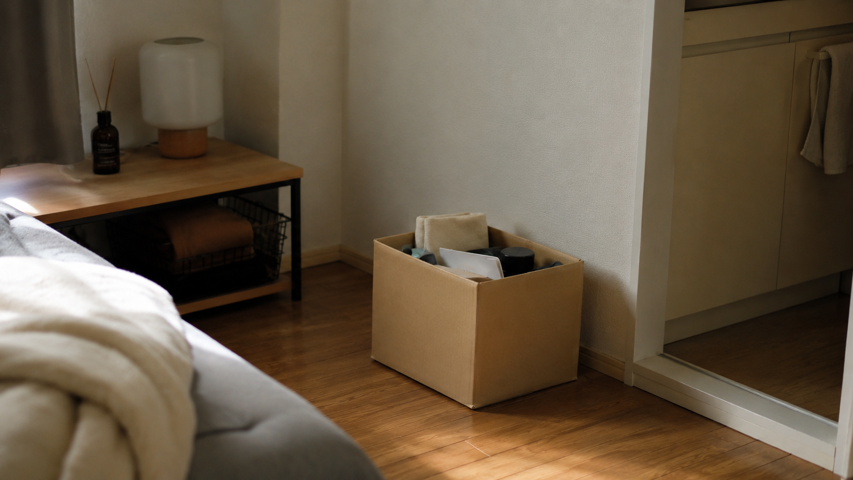 部屋の隅に置いた保留箱に迷ったものを入れている様子