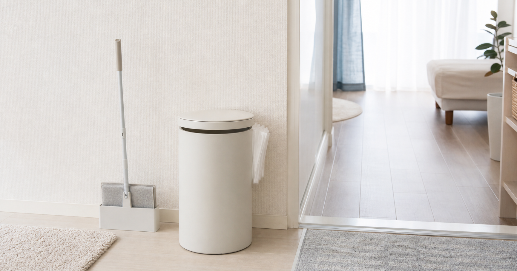 ゴミ箱の近くに予備の袋と掃除道具を置き、手順を減らした一人暮らしの生活スペース