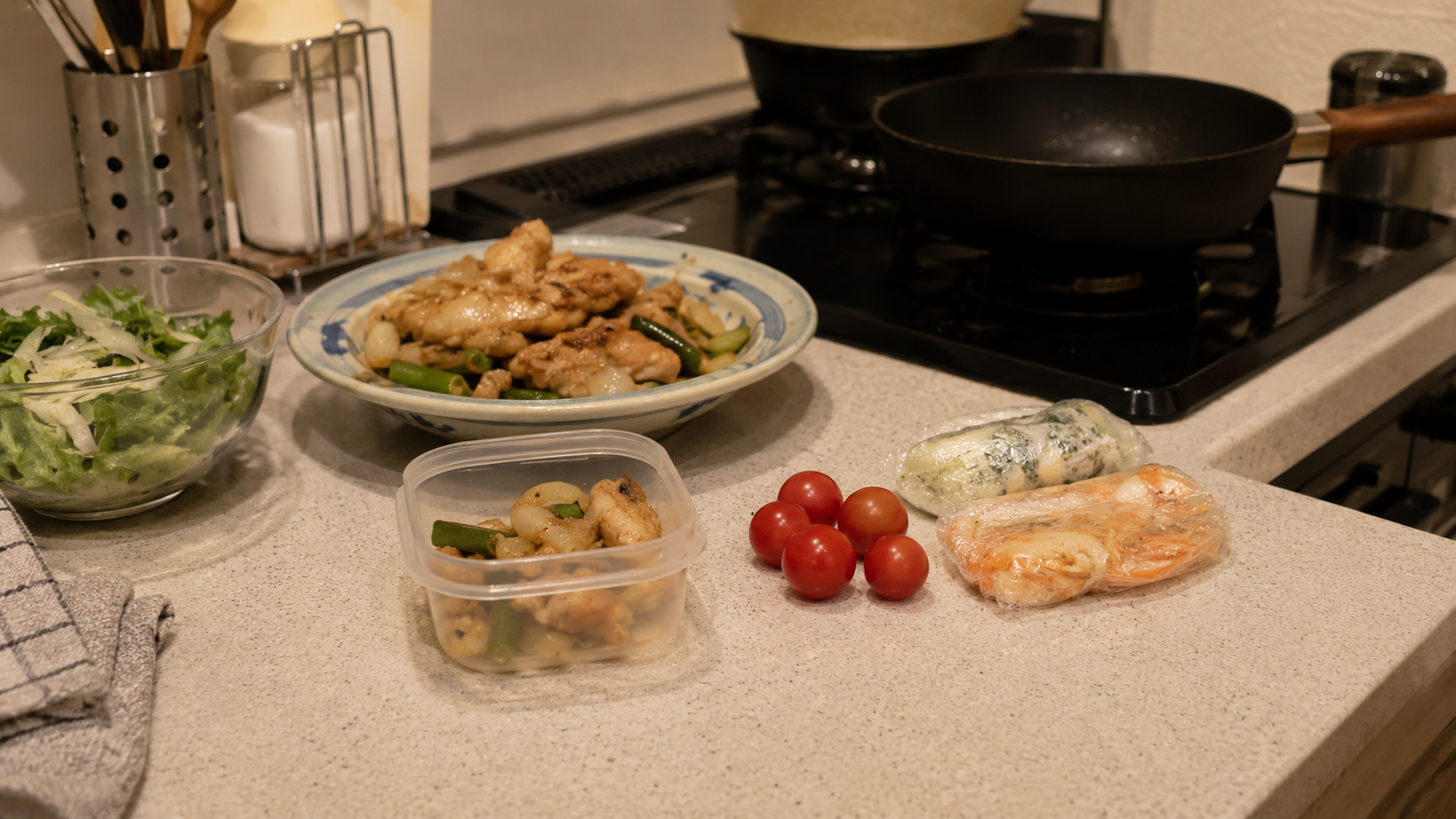 夕食のついでに取り分けたおかずと、翌朝詰めるだけの食材