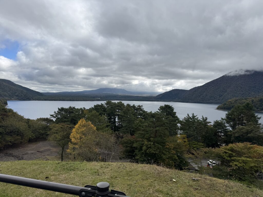 曇りの本栖湖